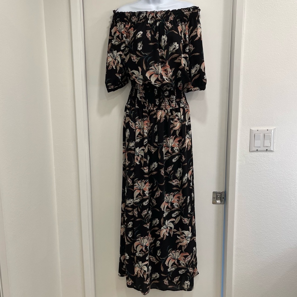 Stillwater maxi dress. Off the shoulder. Worn once. Smocked neck & waist. Large